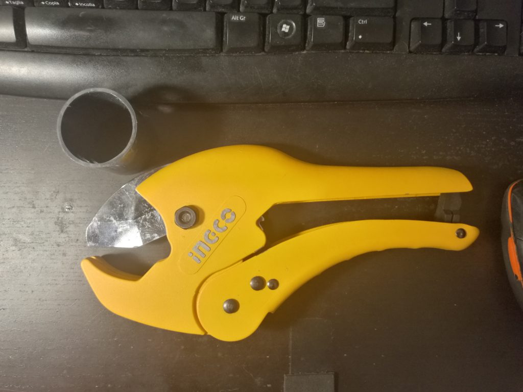 Tagliatubi per tubi in plastica con diamentro esterno massimo di 42mm